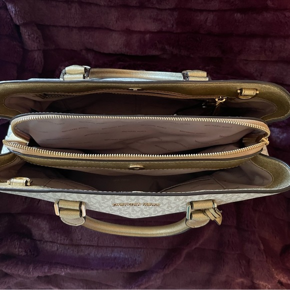 Michael Kors Signature Savannah Satchel Gold/Vanilla - Picture 8 of 12